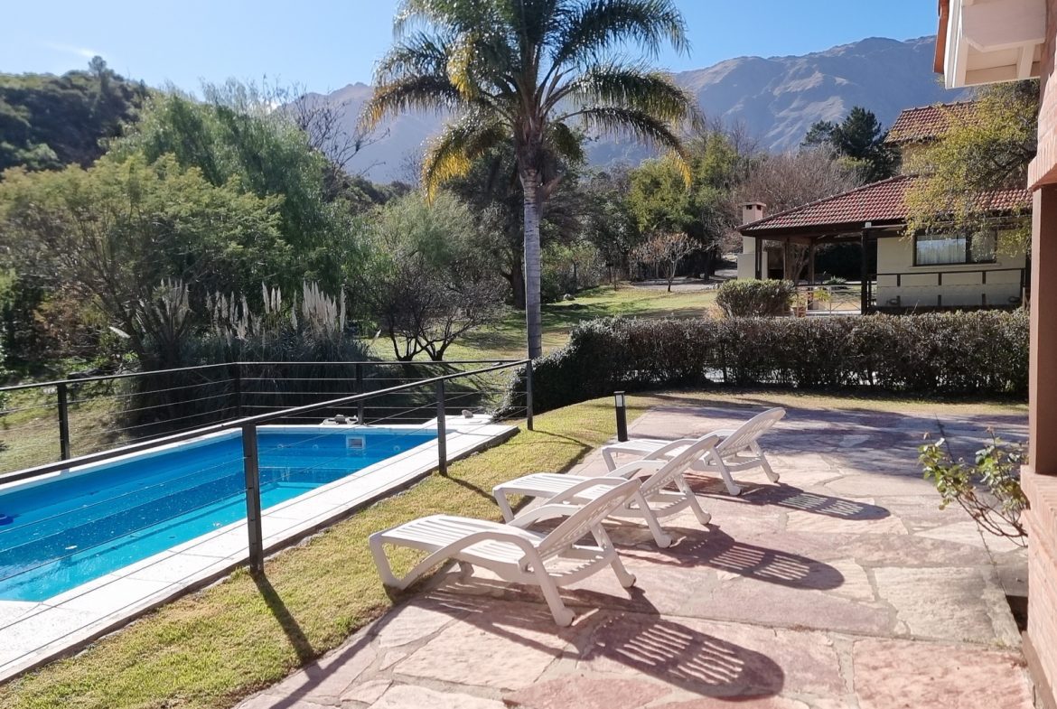 Piscina Climatizada en Merlo – Confort y Vista a las Sierras