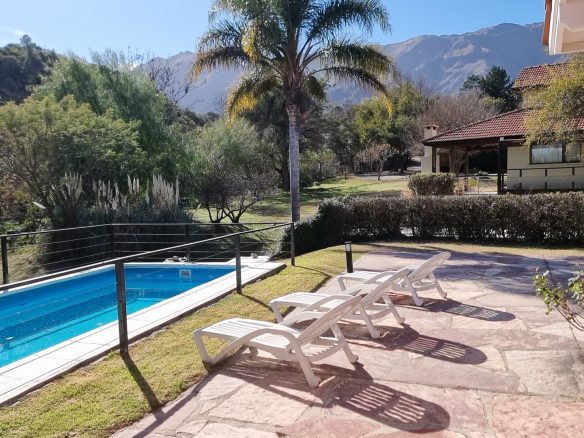 Piscina Climatizada en Merlo – Confort y Vista a las Sierras